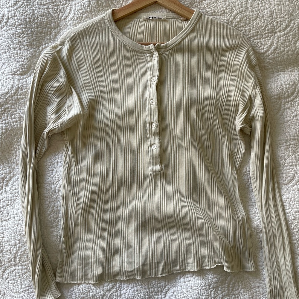 Doen Henley size small but fits a m-l